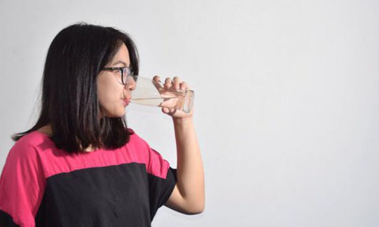5 Efek Samping Kelebihan Air Putih