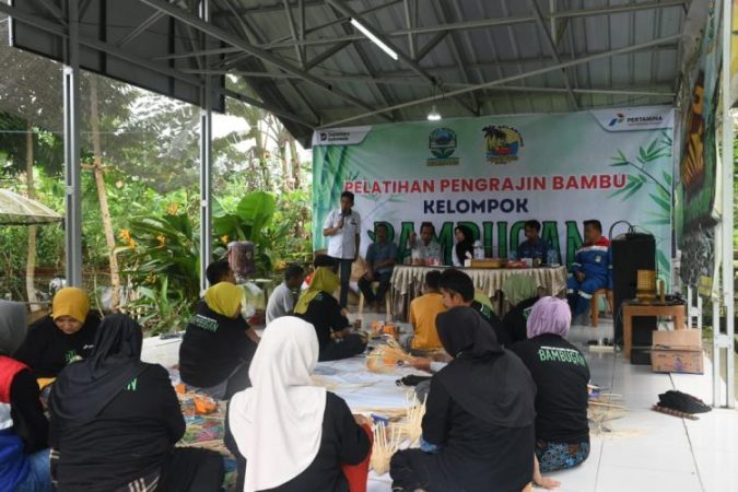 Sentuhan PGE Lumut Balai; Dorong Ibu-ibu Kelumpang Sulap Bambu jadi Sumber Cuan