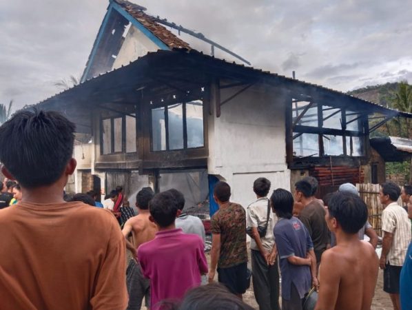 Rumah Terbakar saat Aduk Semen, Ayah Lari Selamatkan Anak di Kamar Atas