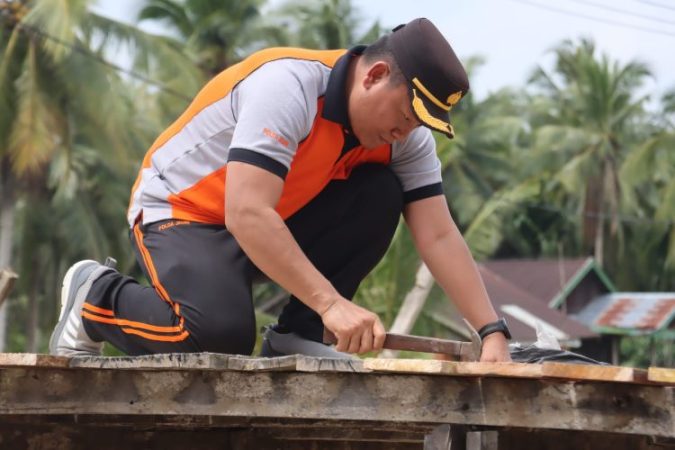 Pastikan Akses Pendidikan Aman, Polres Tanjabbar Renovasi Jembatan Vital