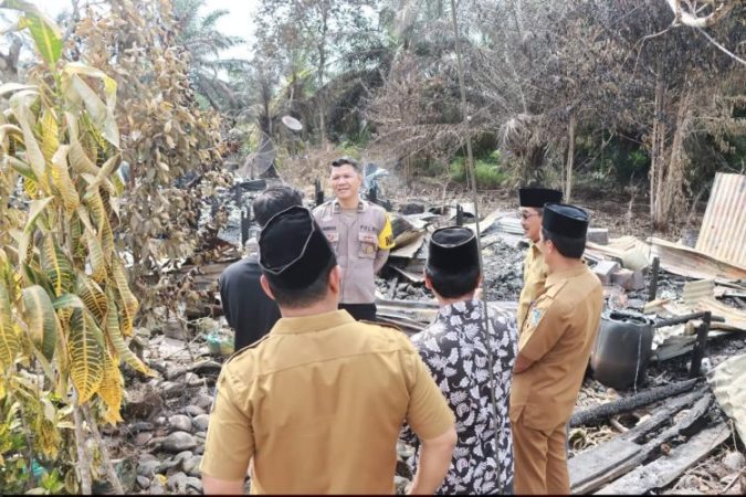 Anwar Sadat Sambangi Korban Kebakaran Jati Mas, Bantuan Langsung Disalurkan