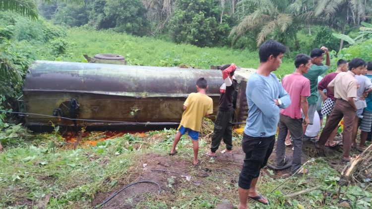 Jalan Jahanam Lubuk Batang! Rem Blong, Truk Tangki 17 Ton CPO Nyungsep ke Jurang
