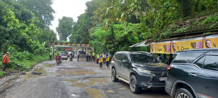 Kubangan Neraka di Bawah Rel! Jalan Lintas Baturaja–Prabumulih Jadi Ancaman Nyata, Warga: Nunggu Korban Lagi?
