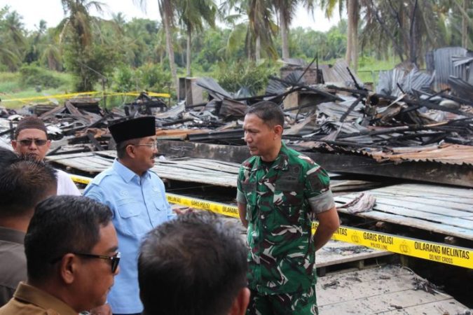 Asrama Pesantren Terbakar, Bupati Anwar Sadat Turun Langsung Serahkan Bantuan