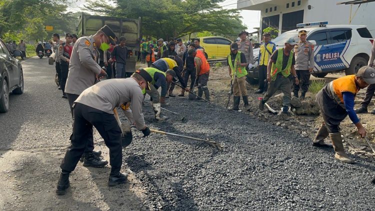 Polres OKU Turun Tangan, Jalan Berlubang Disikat!