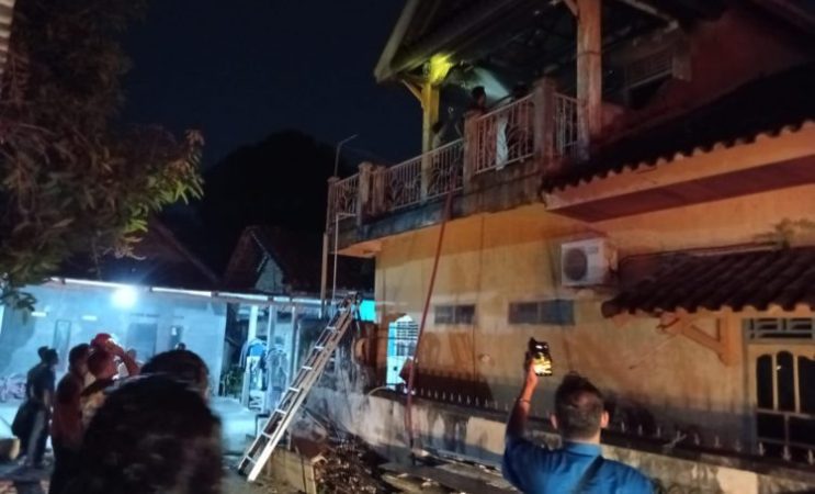 Api Ngamuk Tengah Malam! Rumah Pensiunan ASN di Bakung Nyaris Ludes