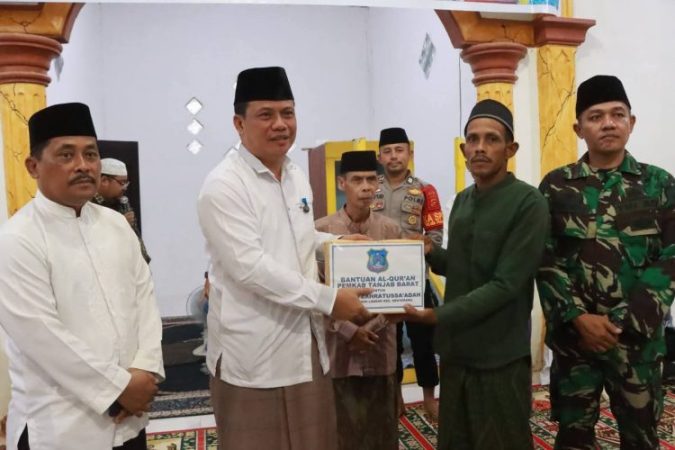 Safari Ramadan di Sungai Landak, Katamso Tebar Bantuan – Program Dai Desa Hingga Seragam Gratis Disinggung