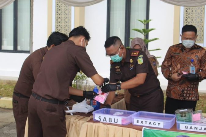 59 Perkara Dibereskan! Sabu, Ganja hingga Sajam Dilumat Habis di Kejari OKU