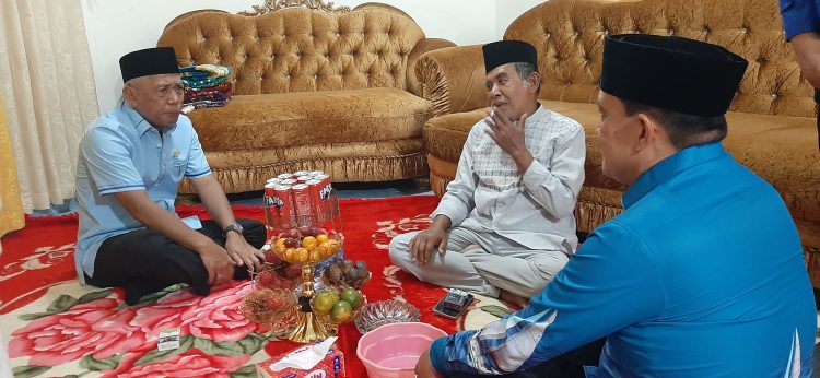 Tandang ke Rumah Ortu YPN, Iskandar Lesehan dan Membantu..