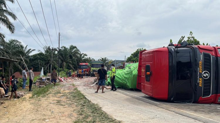 Trailer Keramik Nyungsep! Jalintim KM 130 Macet Parah, Polisi Gercep Turun Tangan