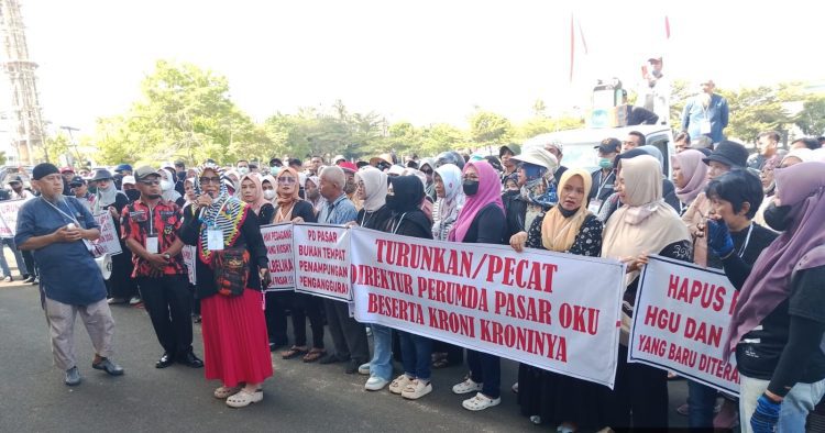 Pedagang Pasar Lama “Naik Pitam”! Ultimatum Bupati OKU: Copot Direksi Perumda