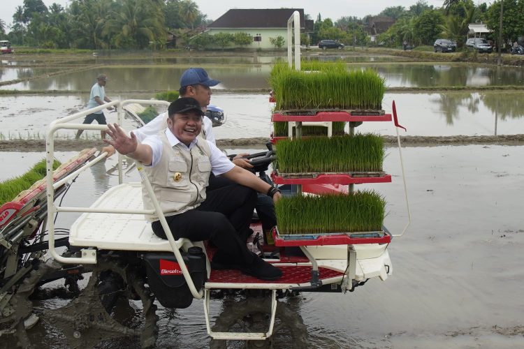 Gas Pol Tanam! Wamentan–HD Kompak Kejar Produksi, Sumsel Siaga Hadapi El Nino