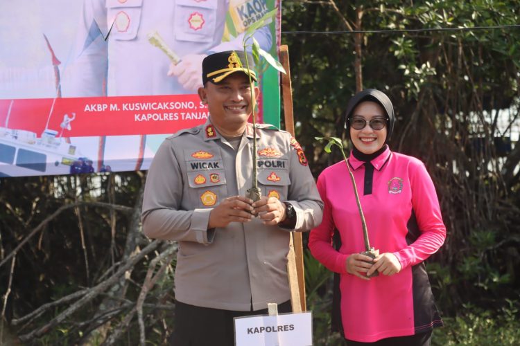 Sambut HUT Bhayangkara ke-80, Polisi Hijaukan Pesisir Tanjab Barat