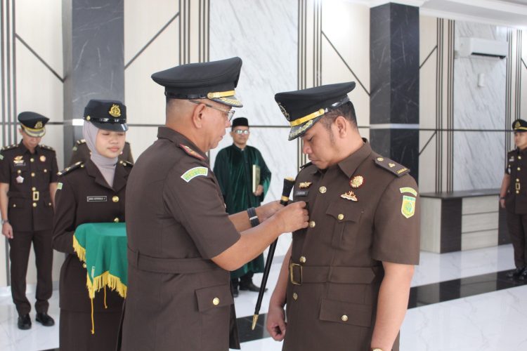 Kajari OKU Lantik Kasi Intelijen Baru dan 17 PNS