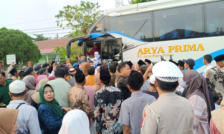 Tangis Haru Sambut 437 Jamaah Haji OKU Timur Pulang dari Tanah Suci