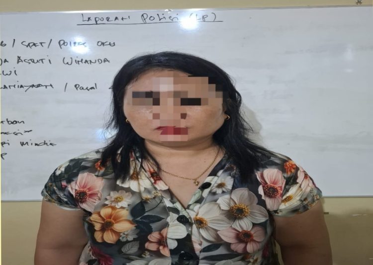 Dipicu Rebutan Pelanggan, Emak-Emak Banting & Hantam Kepala Rival di OKU