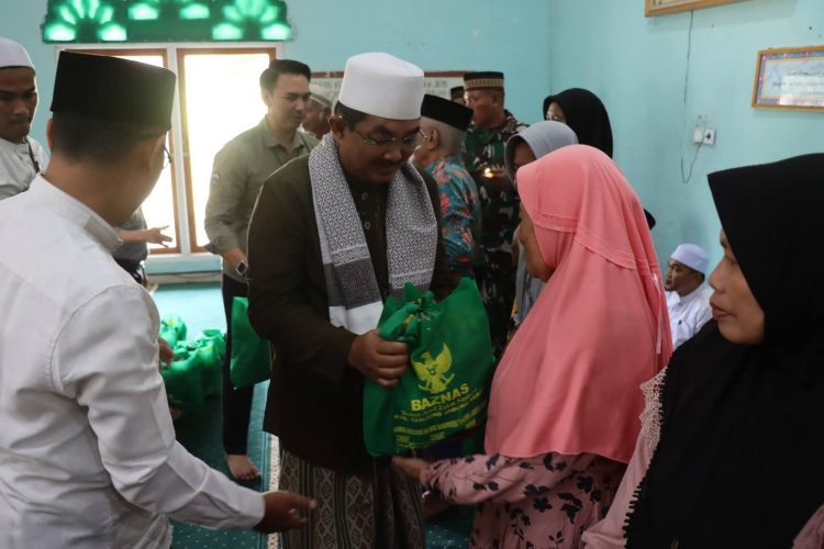 Usai Panen Melon, Bupati Anwar Sadat Jadi Imam Jumat dan Tebar Bantuan di Kuala Dasal