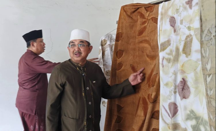 Bupati Anwar Sadat Kepincut Ecoprint Daun Resam, Siap Dorong Jadi Produk Unggulan Desa