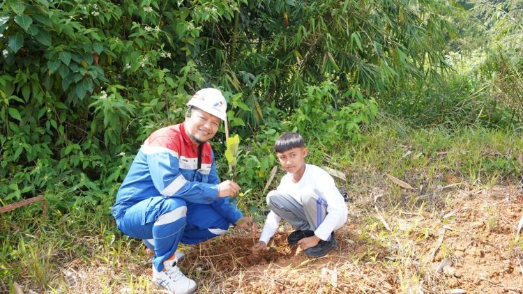 Tanam 50 Pohon dan Kunjungi PLTP, PGE Lumut Balai Ajak Anak SD Belajar Energi Panas Bumi