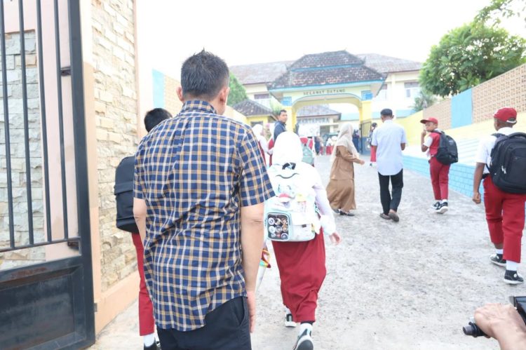 Ayah Jangan Cuma Antar Sampai Gerbang, Tapi Dampingi Pendidikan Anak