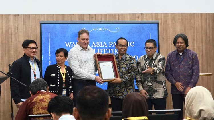 Survei Boleh Bikin Geger, Pendirinya Malah Diganjar Penghargaan Dunia